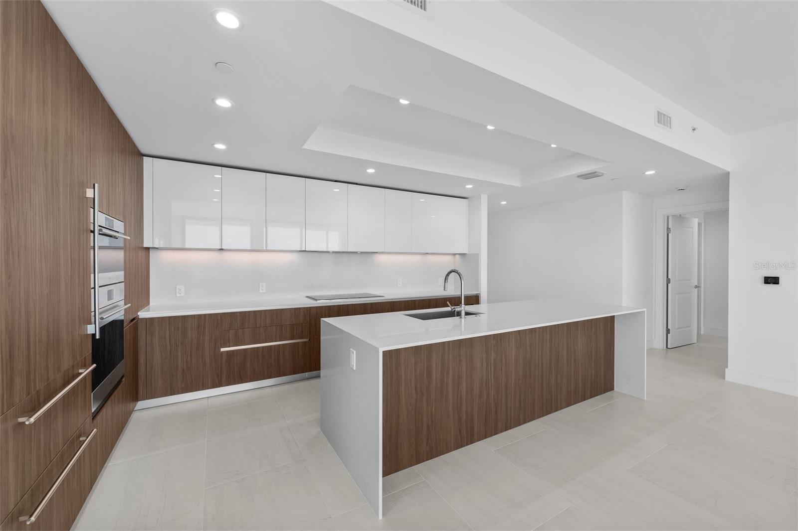 WESTSHORE YACHT CLUB, AQUA TOWER 1 - Residential
