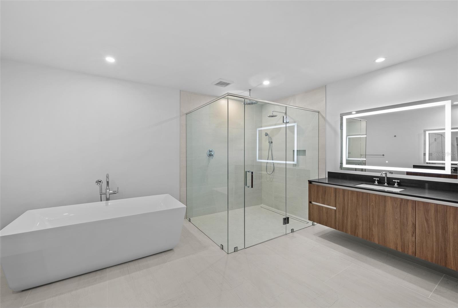 WESTSHORE YACHT CLUB, AQUA TOWER 1 - Residential