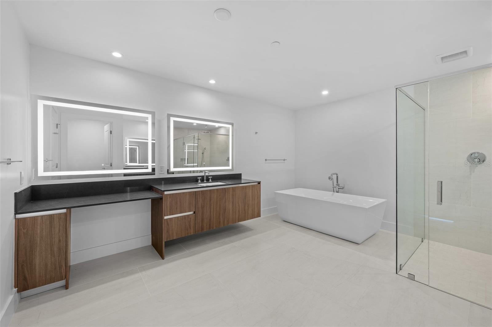 WESTSHORE YACHT CLUB, AQUA TOWER 1 - Residential