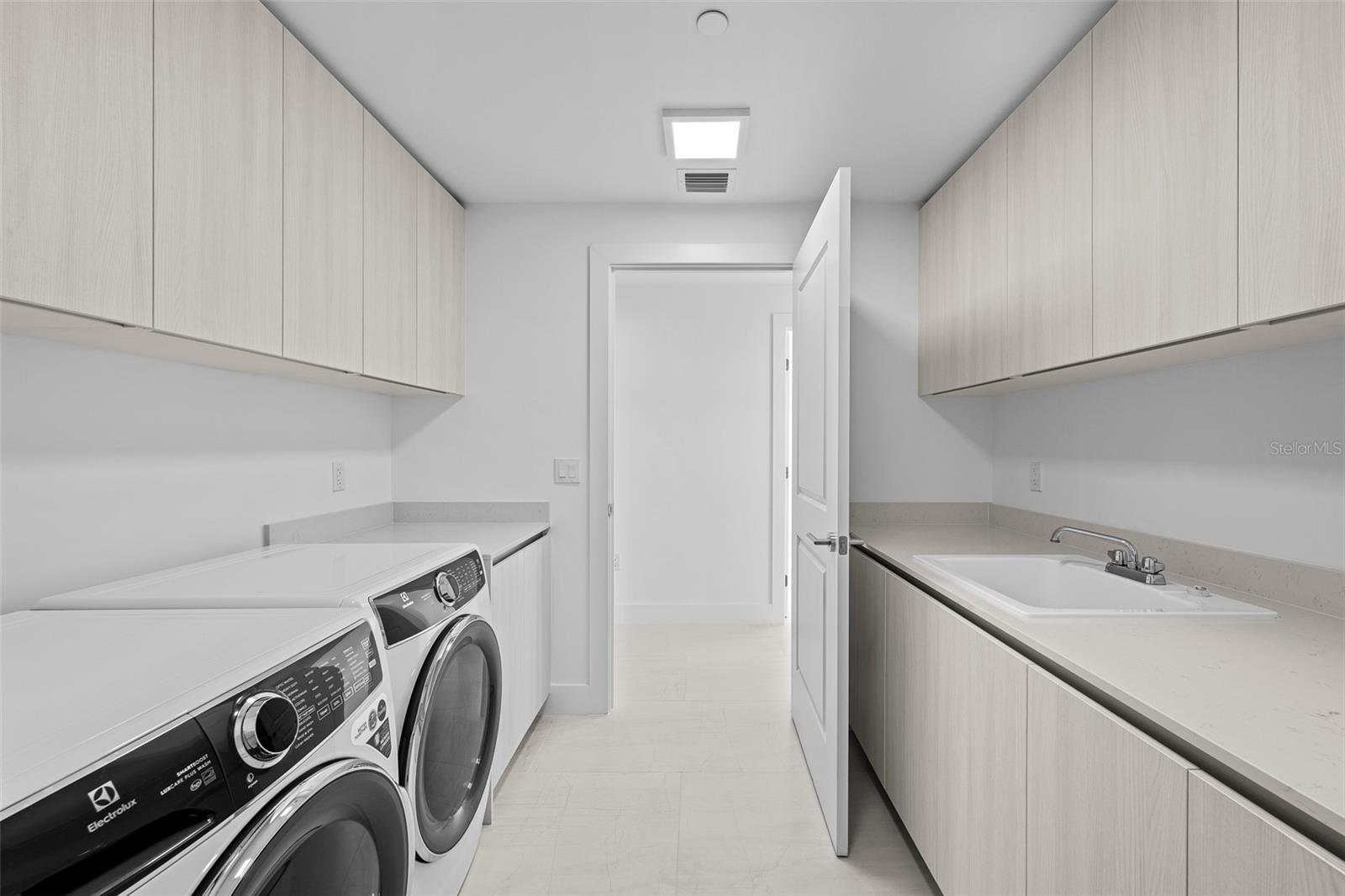 WESTSHORE YACHT CLUB, AQUA TOWER 1 - Residential