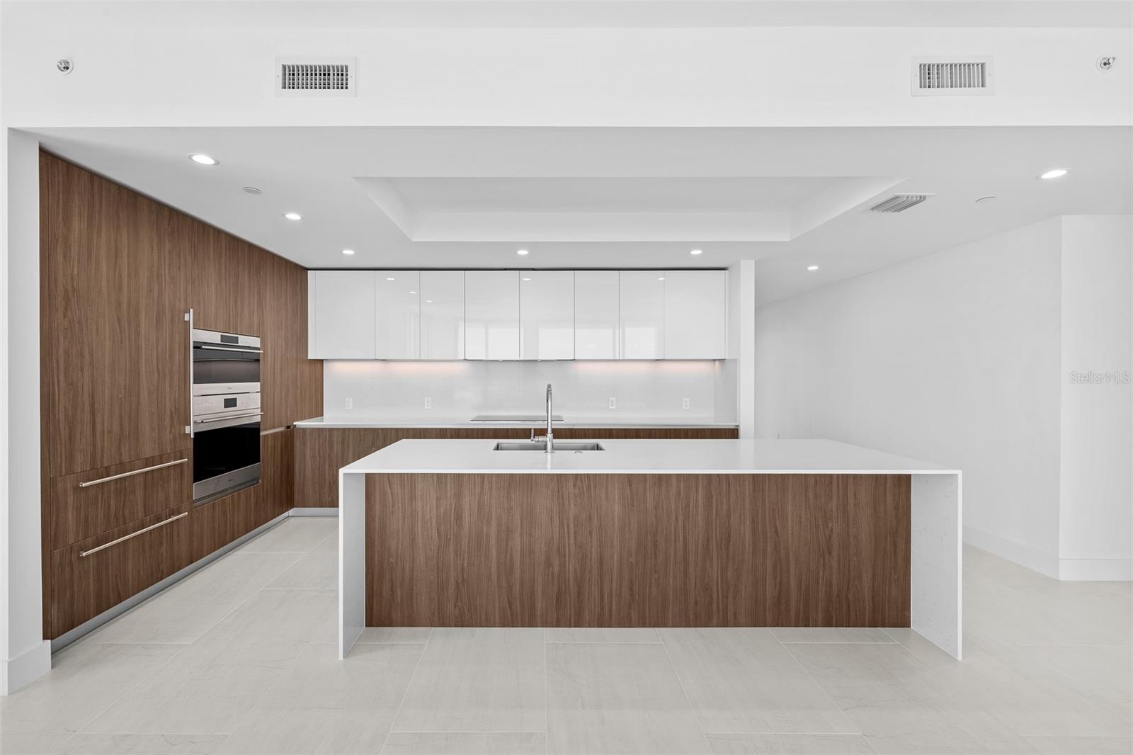 WESTSHORE YACHT CLUB, AQUA TOWER 1 - Residential