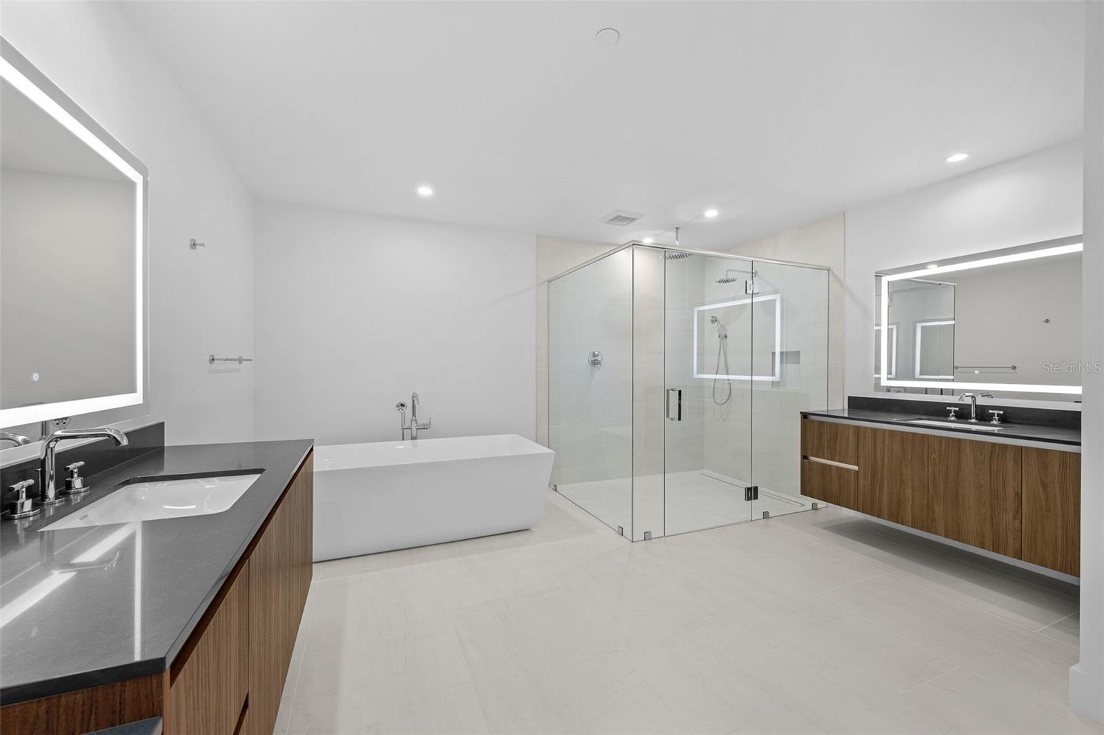 WESTSHORE YACHT CLUB, AQUA TOWER 1 - Residential