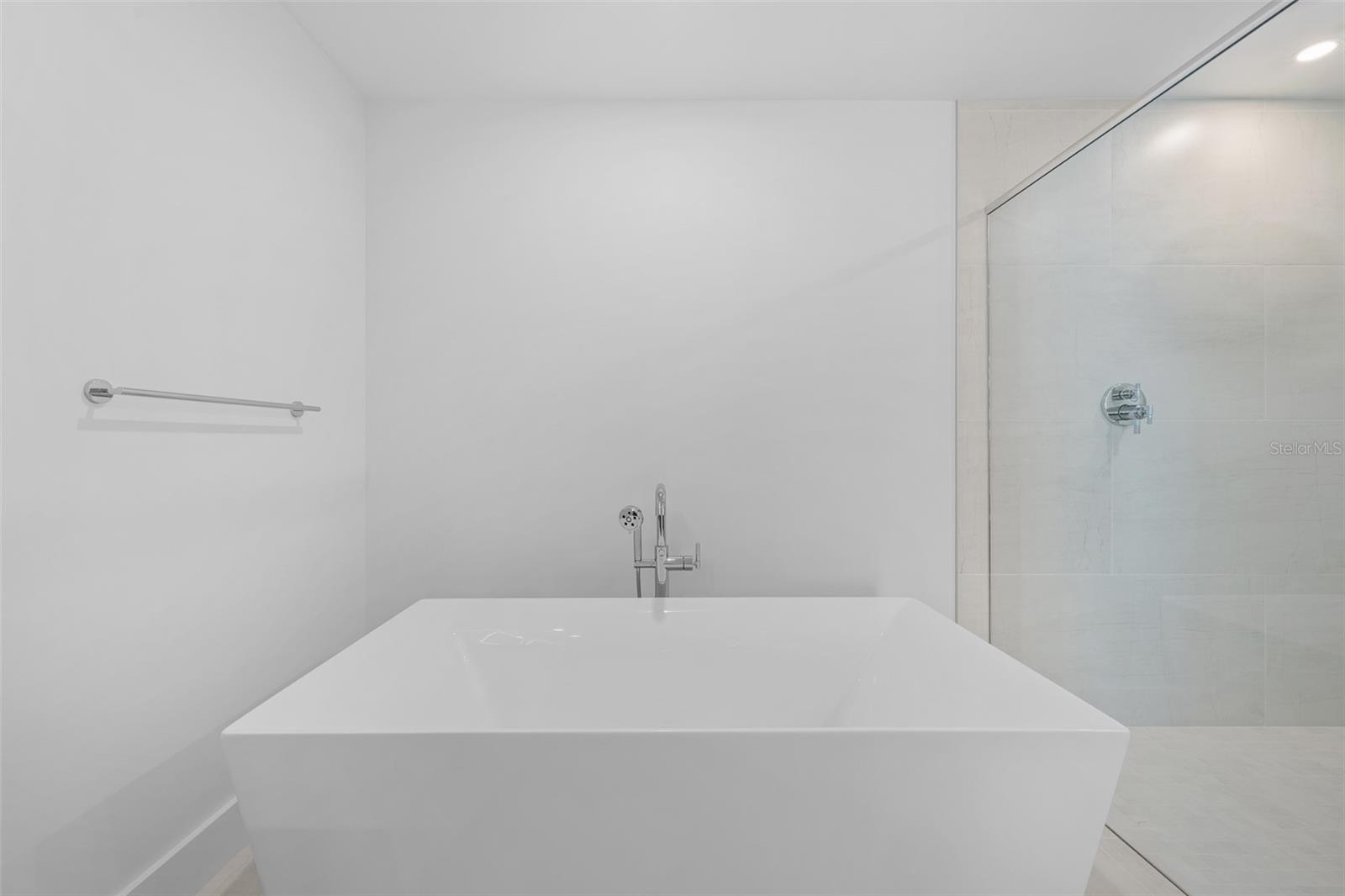 WESTSHORE YACHT CLUB, AQUA TOWER 1 - Residential