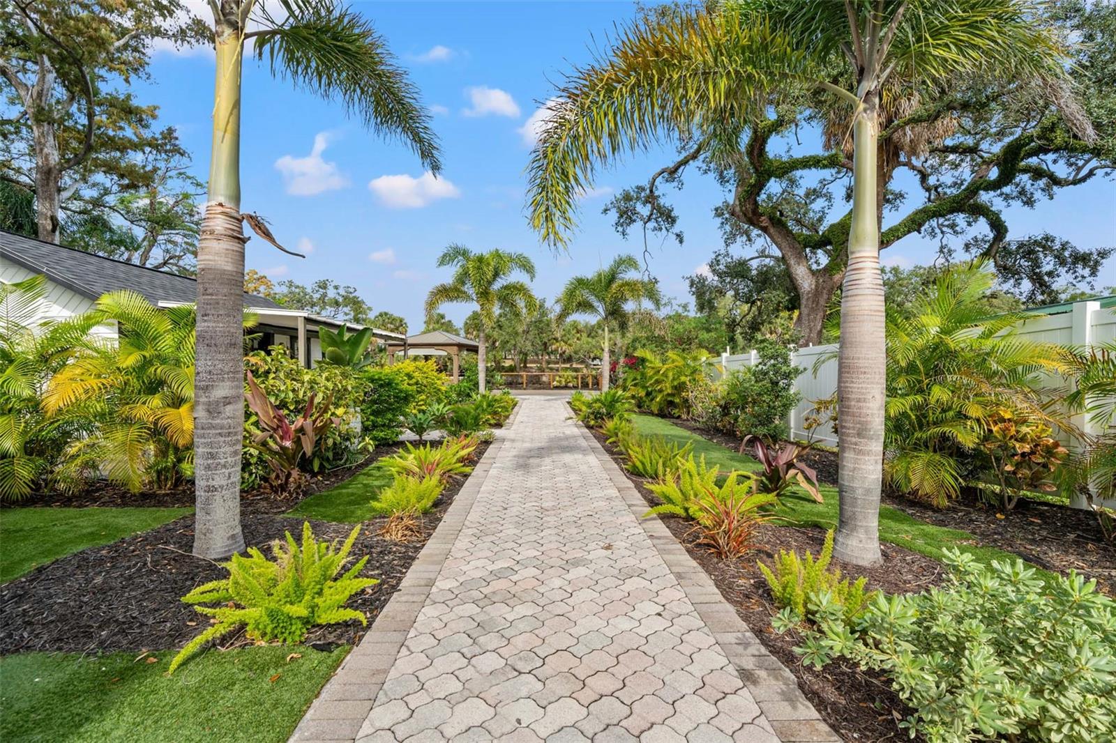 HOLLYWOOD PARK - Residential