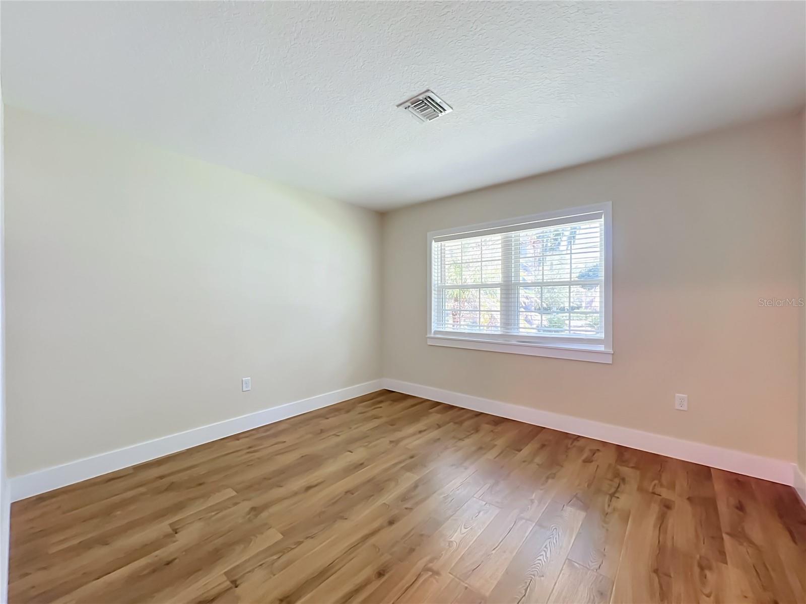 MOUNT DORA PARK SOUTH CONDO UNIT 01 - Residential