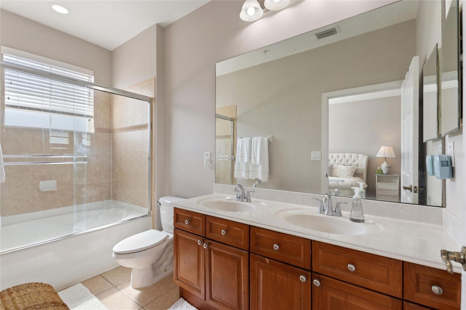LAKESIDE AT LAKES OF WINDERMERE CONDO PH 1 - Residential