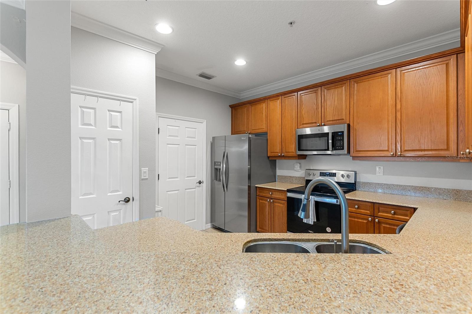 LAKESIDE AT LAKES OF WINDERMERE CONDO PH 1 - Residential