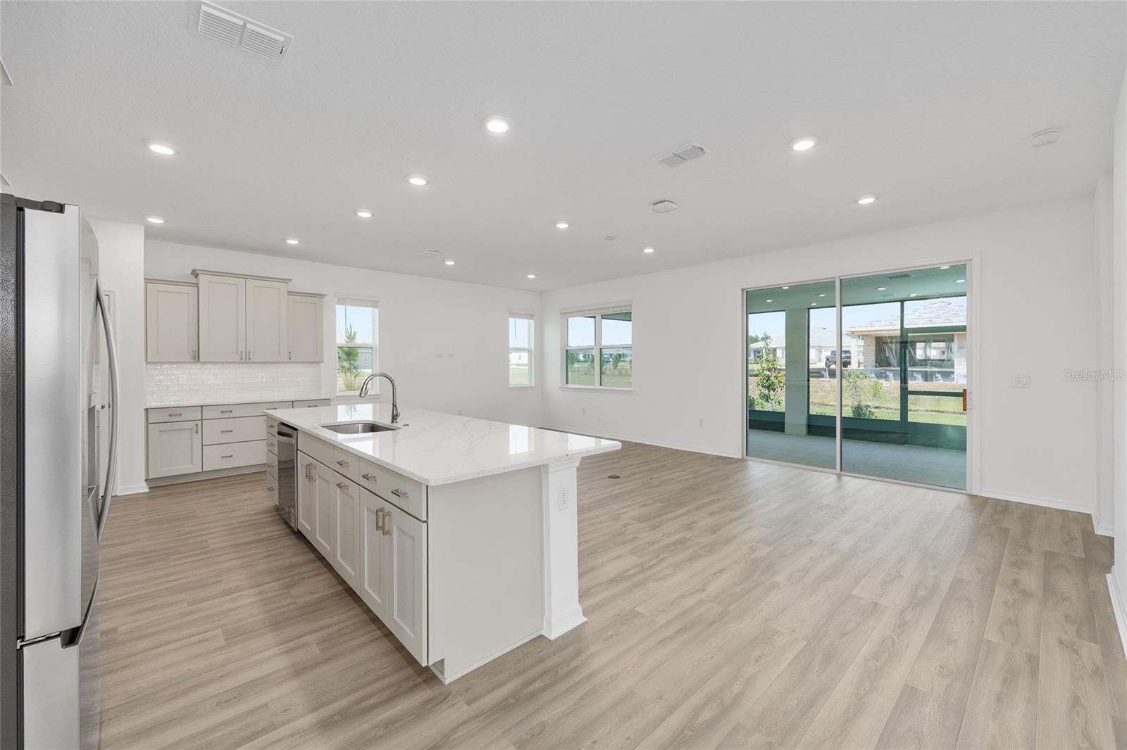 ON TOP OF THE WORLD - Residential