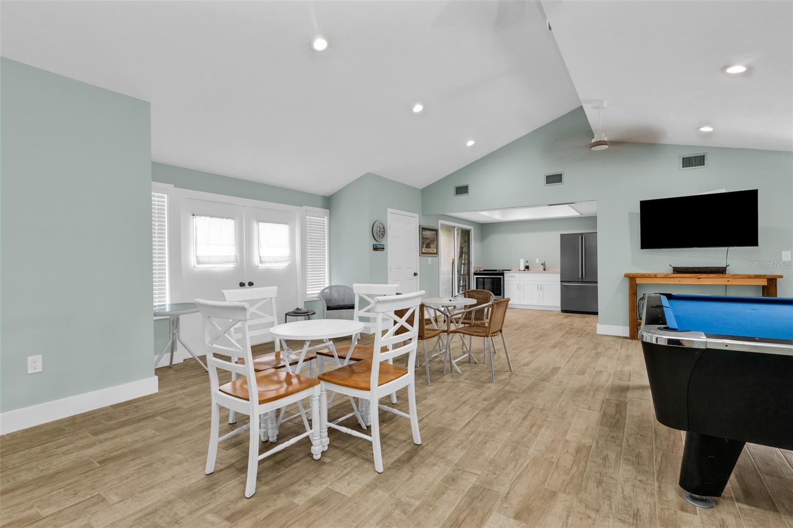 WHISPERING PINES CLUB - Residential