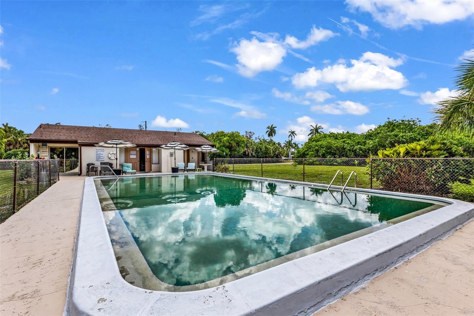 WHISPERING PINES CLUB - Residential