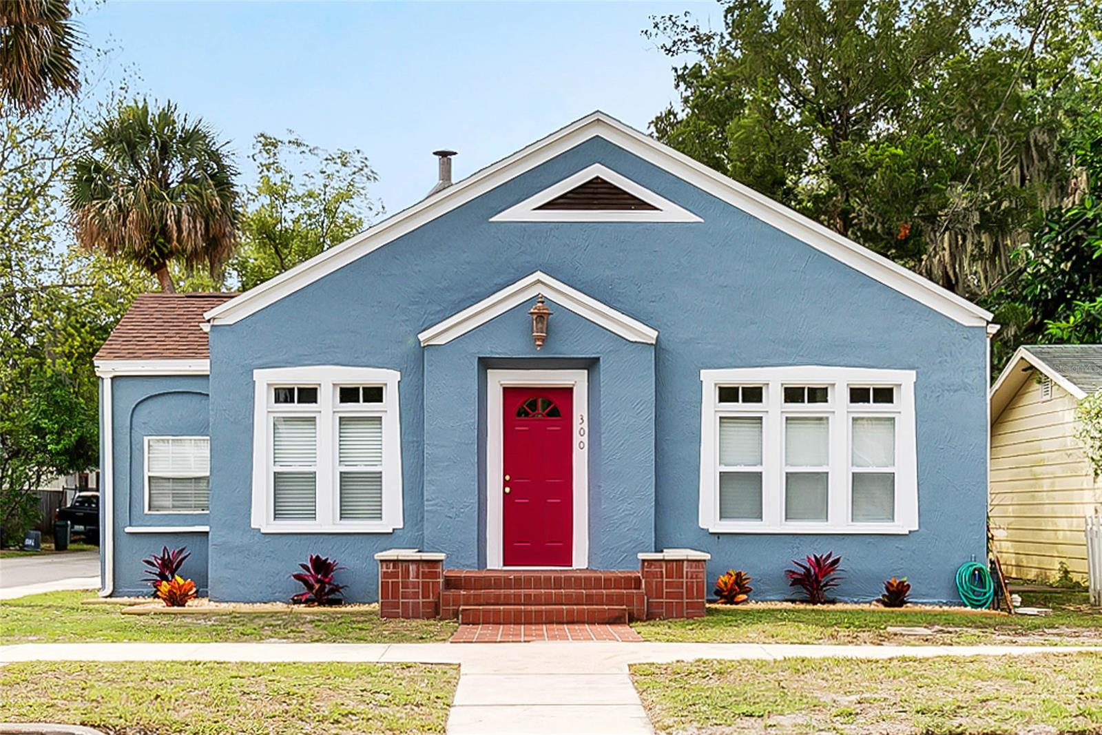 LOCATION, LOCATION, LOCATION! A great CHARMING Cottage Style home 4 minutes walking distance to the INIDAN RIVER. Ride your bike to CANAL STREET shopping or the FARMERS MARKET and hop on over the NORTH CAUSEWAY BRIDGE onto FLAGLER AVENUE to BEACH & where all the beach shops are located. Home has 2 Bedrooms, 1 Bath, Fireplace, Brand NEW UPDATED KITCHEN and KITCHEN APPLIANCES. NEW EXTERIOR & INTERIOR PAINT, NEW LAMINATE FLOORING, NEW CEILING FANS, RESURFACED ORIGINAL HARDWOOD FLOORS, DOUBLE PANE WINDOWS, RESURFACED TUB. ROOF REPLACED IN 2017. NEWER GAS WATER HEATER. Home has been REPLUMBED and has a UPDATED ELECTRIC PANEL. 
Don't miss the Charm of this great River House in the Original Section of New Smyrna Wayne Avenue Lots. Walking Distance to Canal Street and North Causeway Bridge. Close to shopping and restaurants. ;Water: City
