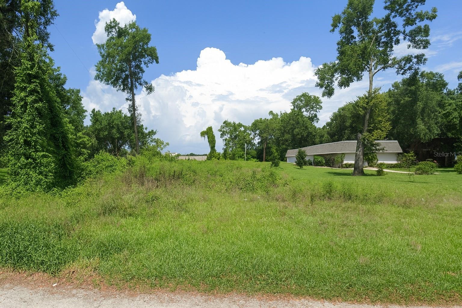 NOW IS THE TIME TO BUILD! Excellent opportunity in Apopka, FL. This large and fully cleared lot, with approximately 0.78 acres (3,180 m²), is located on a quiet street and surrounded by an established neighborhood. The R-2 zoning allows multiple possibilities, making it perfect for the construction of a multifamily building with up to 4 units (verify with the county) or a spacious single-family residence.

The location is a major highlight: just 1 minute from E. Semoran Blvd (SR 436), the property is surrounded by convenience and complete infrastructure. Nearby you will find supermarkets such as Publix and Walmart Supercenter, stores like Home Depot, AutoZone, and Dollar Tree, as well as a wide variety of restaurants, including Zaxby’s, Pho 91, Metro Diner, and Kobe Japanese Steakhouse. There are also banks, pharmacies, gas stations, and shopping centers such as the Apopka Land Regional Shopping Center.

For families, the property is close to schools such as Apopka High School and traditional churches in the area, and only minutes from AdventHealth Apopka, a reference hospital. For leisure and quality of life, the location is unbeatable: within a short distance to Wekiwa Springs State Park and Wekiwa Golf Club, offering options for nature, relaxation, and outdoor sports.

With easy access to highways US-441 and SR-429, you can quickly reach the entire Orlando metropolitan area. Disney World is just 30 minutes away, and Orlando International Airport (MCO) is only 35 minutes away.

This lot is ideal for investors looking to build and leverage equity in one of the fastest-growing areas of Greater Orlando. Whether for multifamily development, generating passive income in dollars, or capital appreciation, this is a unique opportunity in an extremely strong market. Don’t miss the chance to visit this property—you will be impressed with the location!