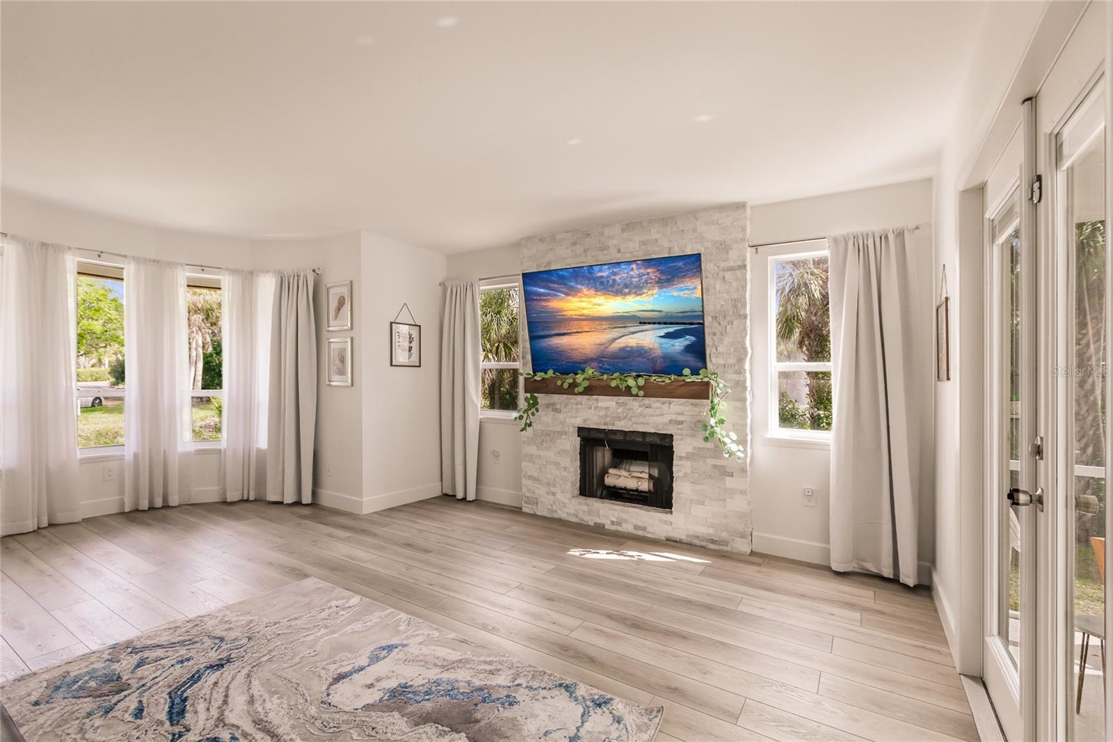 FIRETHORNE LAKES - Residential