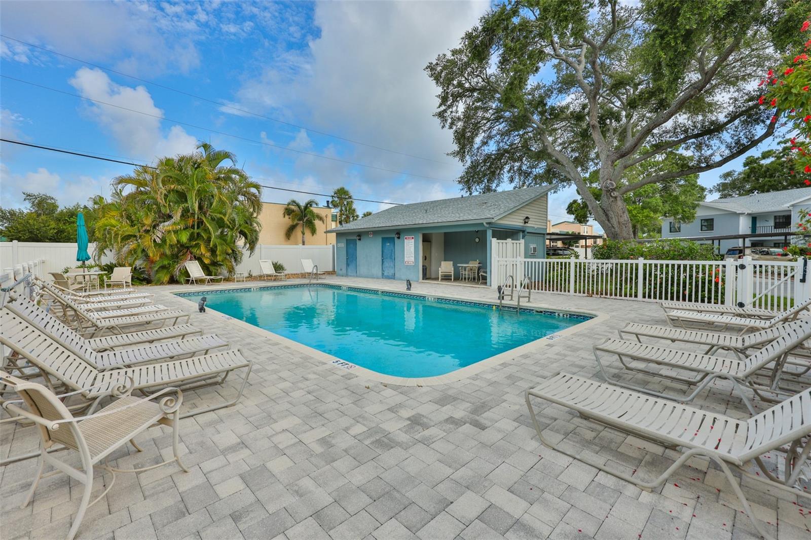 OAKS OF SEMINOLE CONDO - Residential