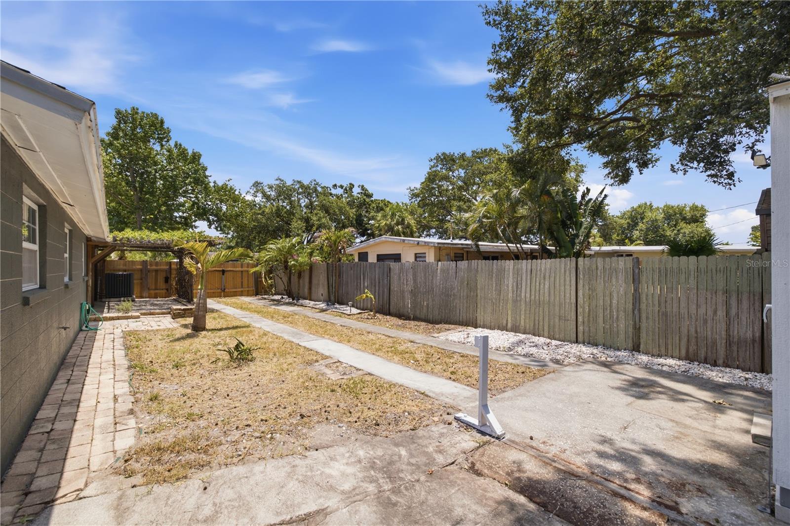 CROSS BAYOU ESTATES 1ST ADD - Residential