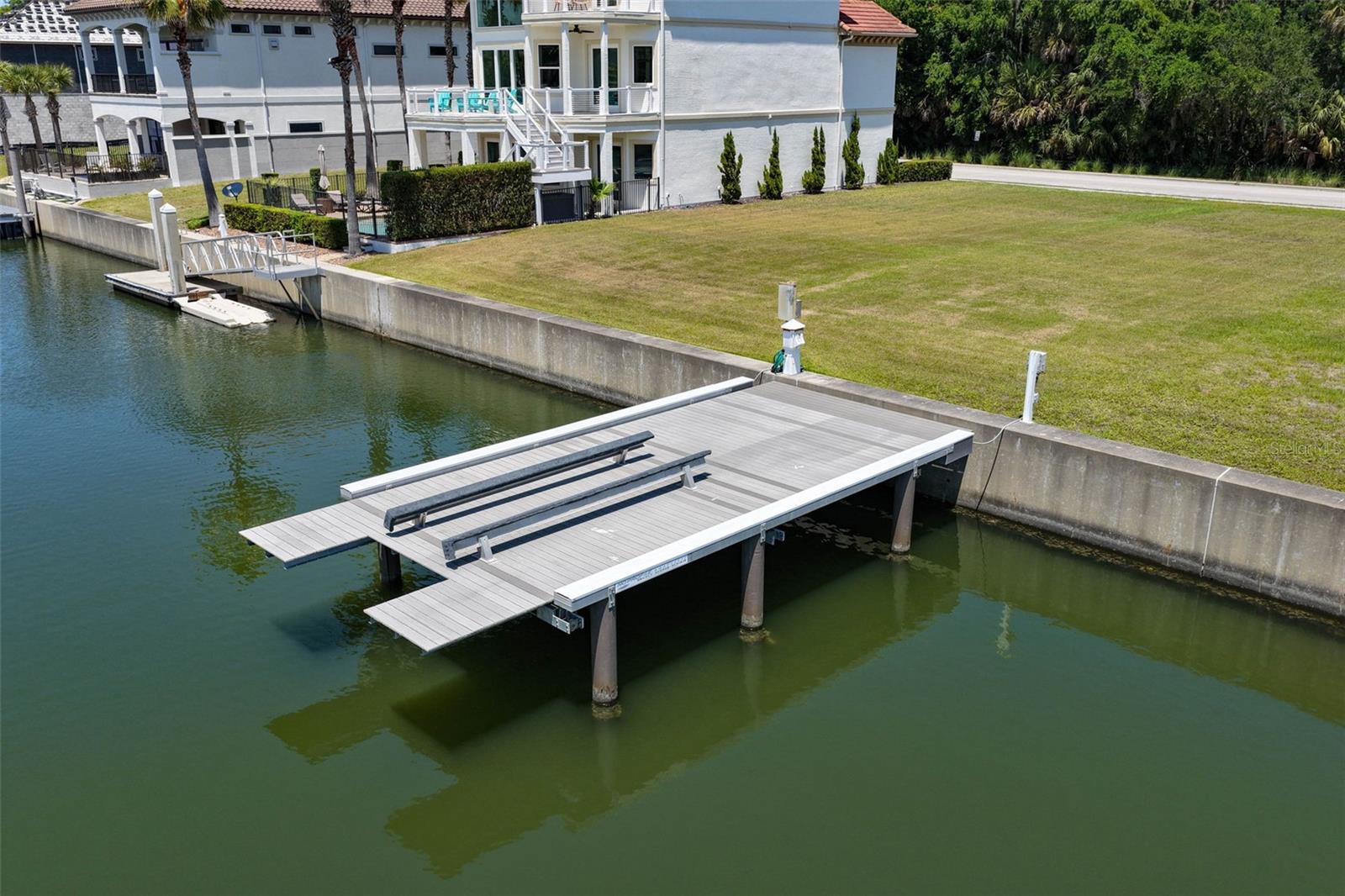YACHT HARBOR - Land