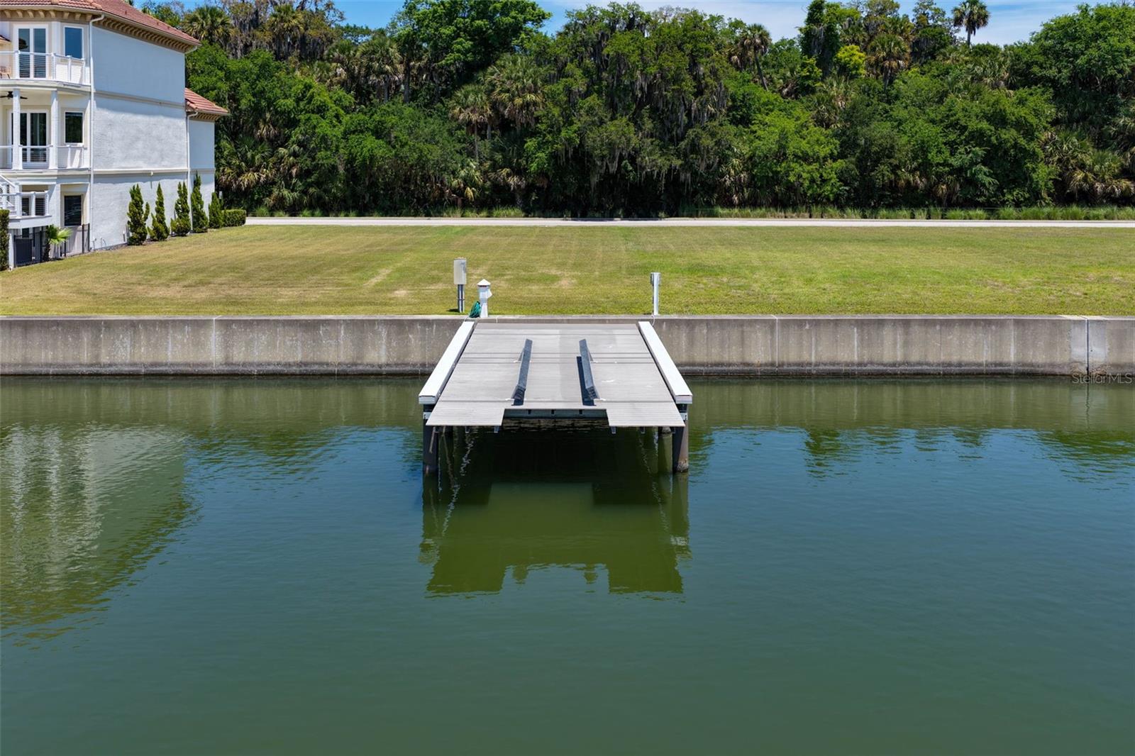 YACHT HARBOR - Land