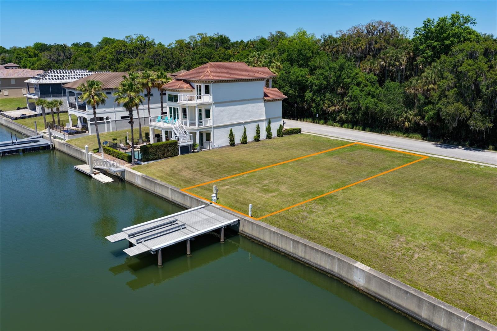YACHT HARBOR - Land