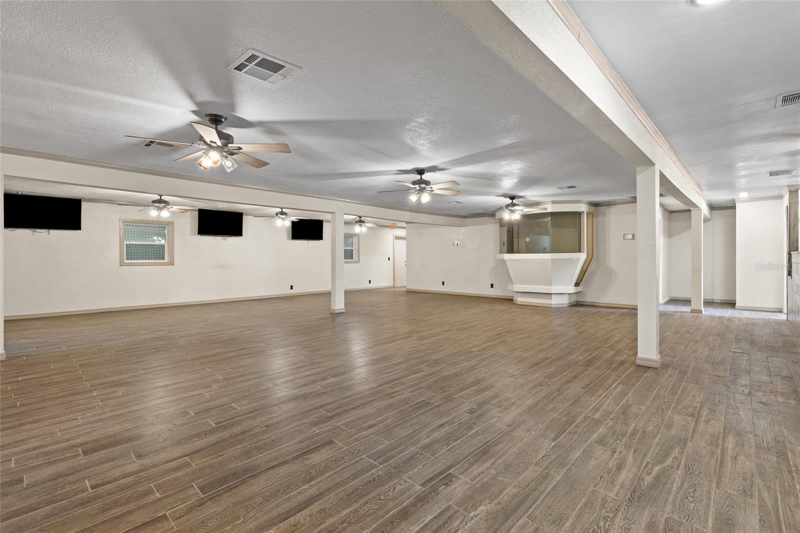 LOCKHARTS - Commercial Sale