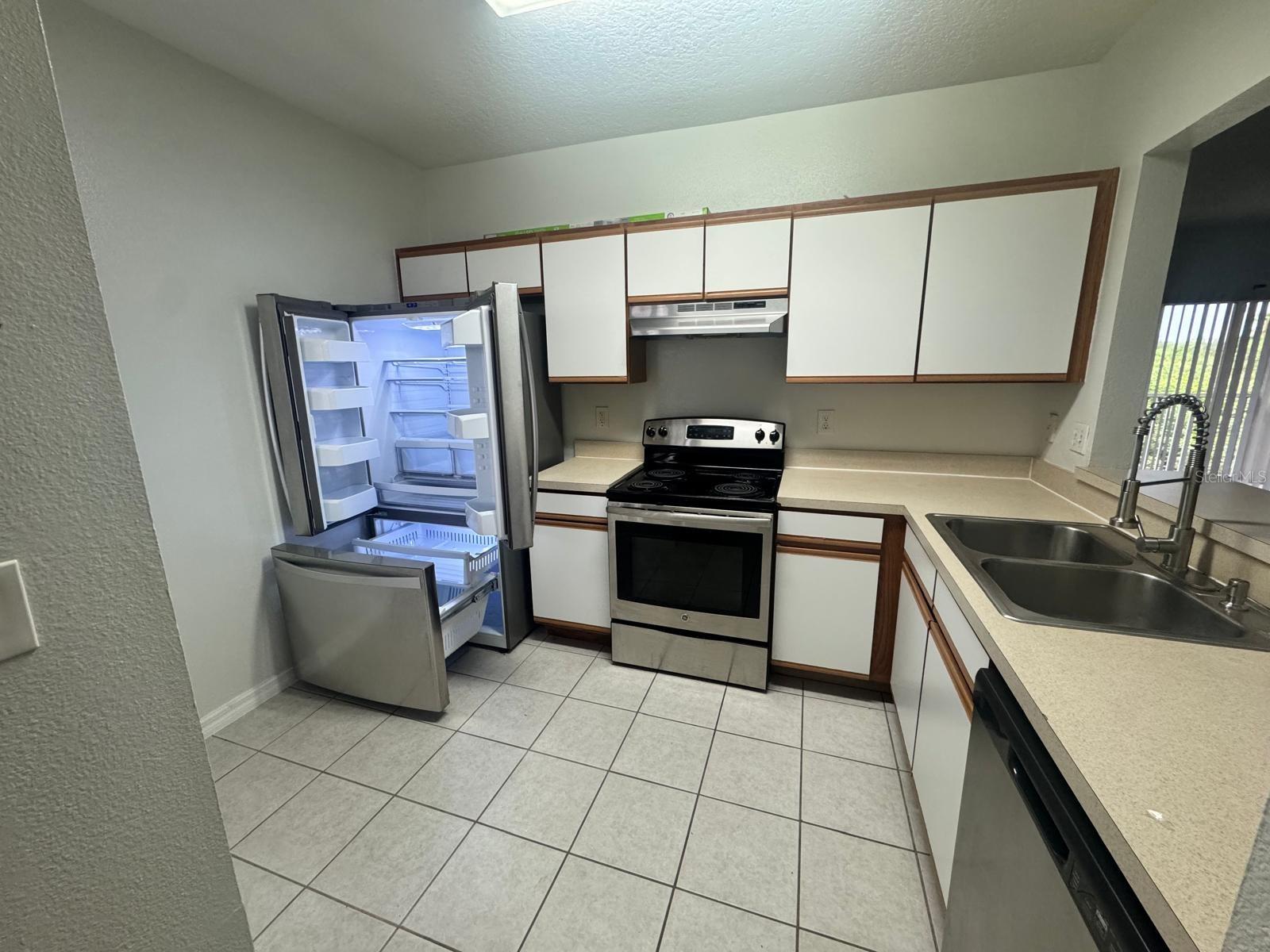 VILLAGES OF BLOOMINGDALE CONDO 09 - Residential Lease