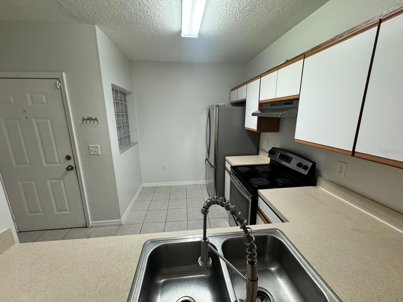 VILLAGES OF BLOOMINGDALE CONDO 09 - Residential Lease