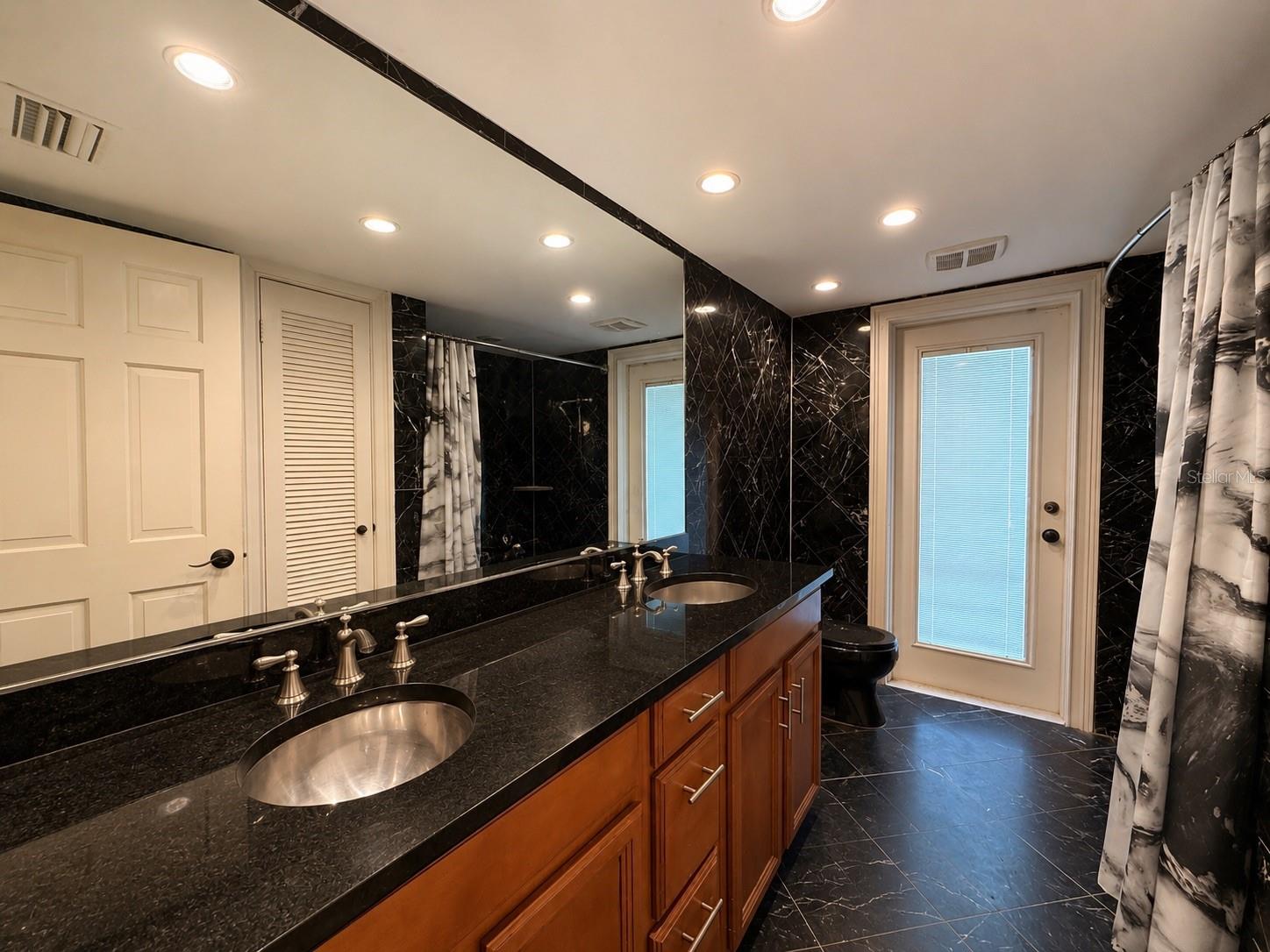 ENGLISH WOODS 1ST ADD - Residential