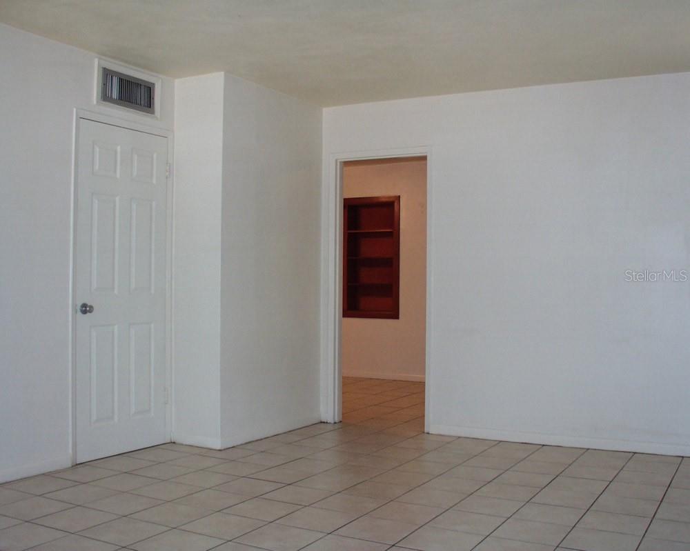GOLF CLUB MANOR - Residential Lease