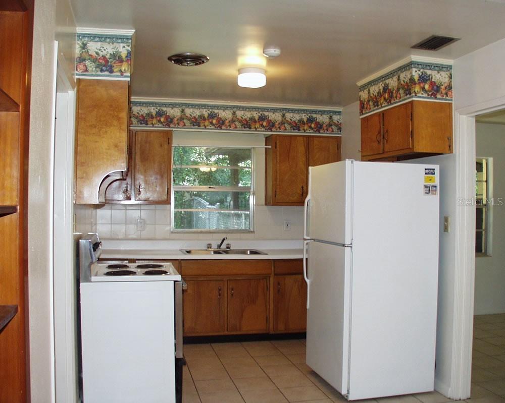 GOLF CLUB MANOR - Residential Lease
