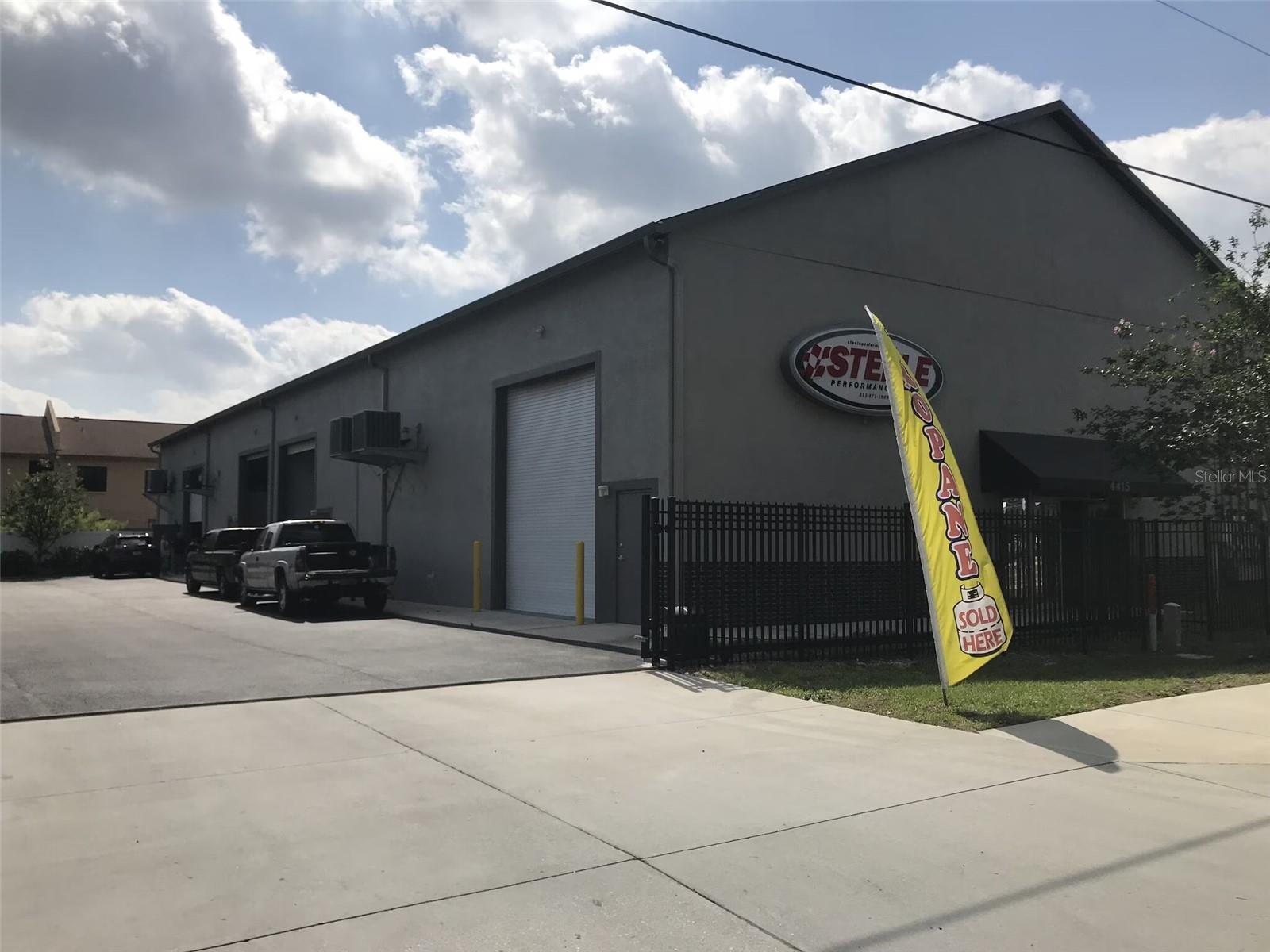 Rare 3,401 sq ft CLIMATE CONTROLLED unit in the heart of drew park. Space features 2 privates offices, storage closet, private bathrooms, and a 12'w x 14' automatic roll up door. Comes with 2 exterior parking spaces. No mechanics or body work.