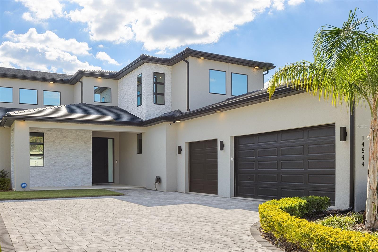 SIGNATURE LAKES - Residential