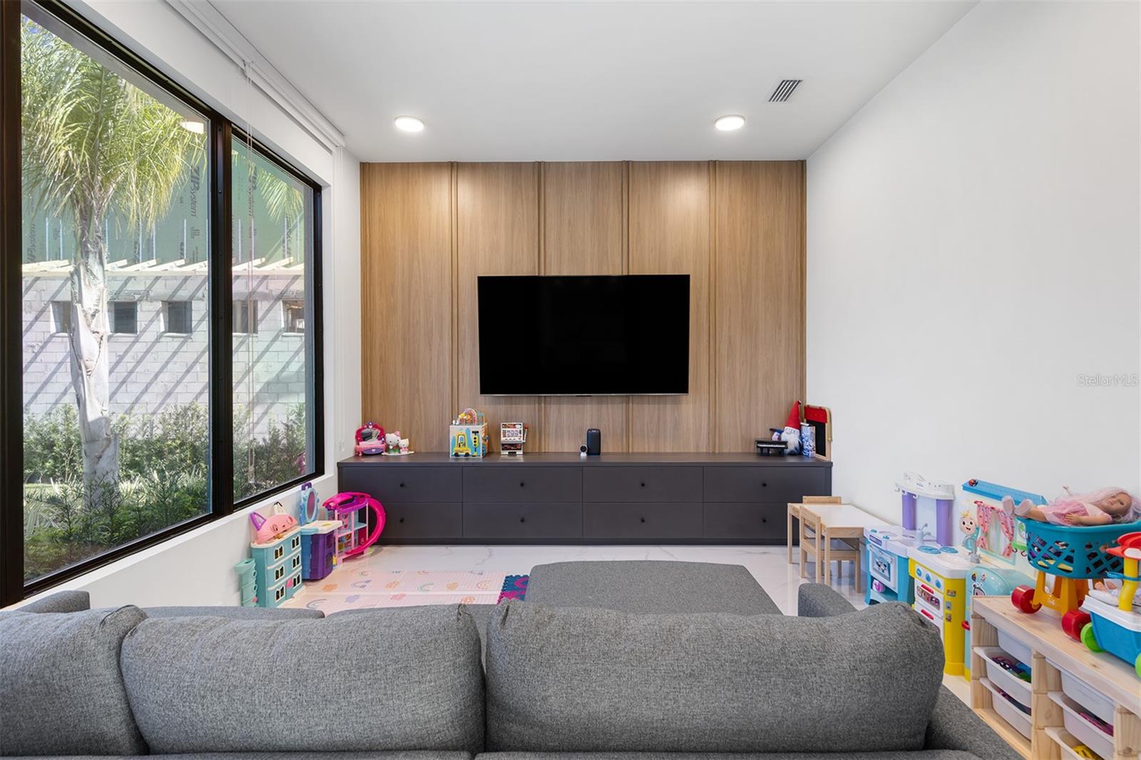SIGNATURE LAKES - Residential