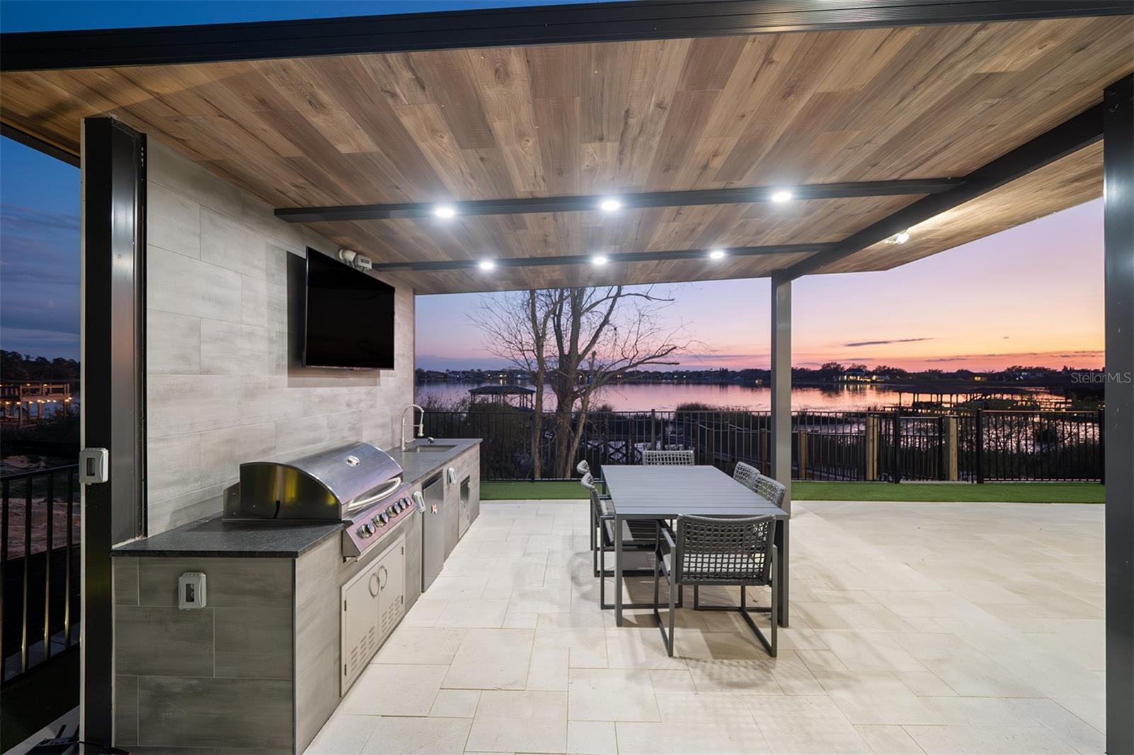 SIGNATURE LAKES - Residential
