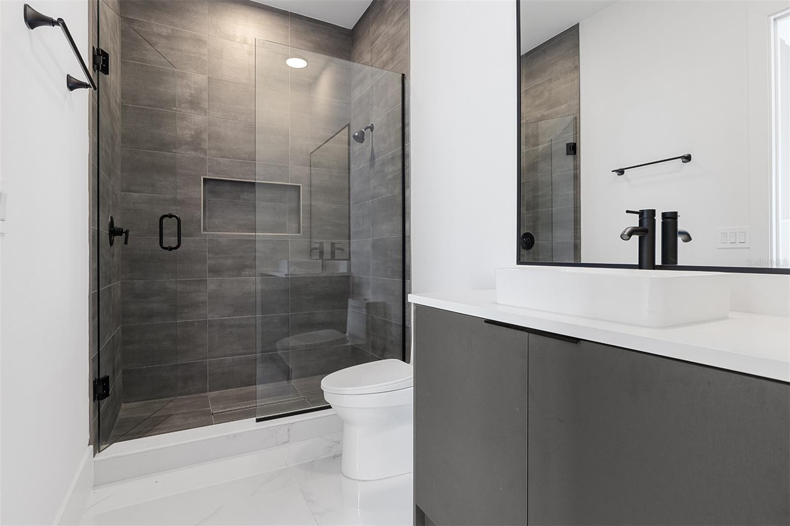 SIGNATURE LAKES - Residential