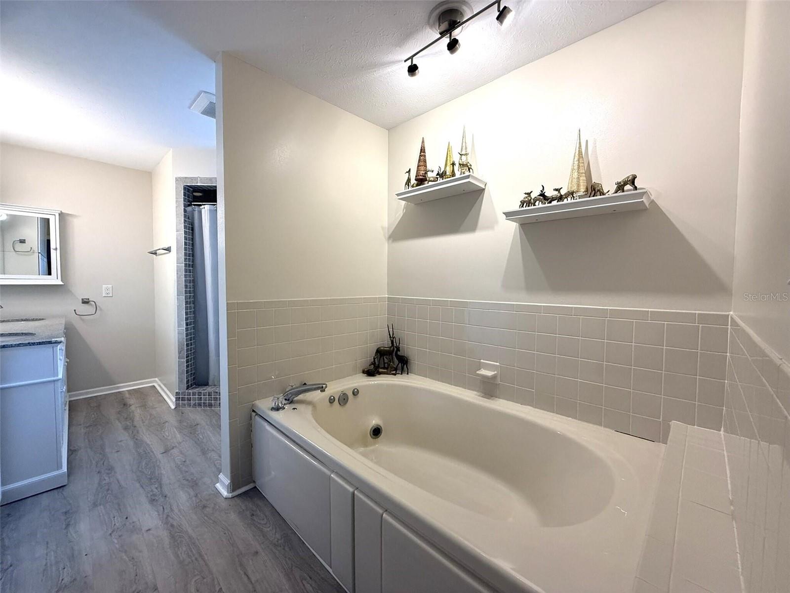 WILLOLA HEIGHTS UNIT 1 - Residential