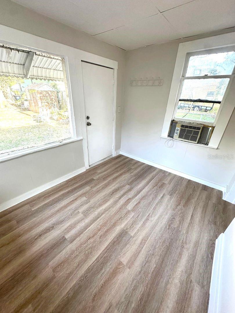 1 Bed/ 1 Bath Apartment
Detached 1 bedroom / 1 bath studio apartment in Clearwater. Conveniently located a few miles from the beach, marine aquarium, restaurants, state parks and more. Includes washer and dryer hookup, full-size stove, and front sitting area. Water is included.