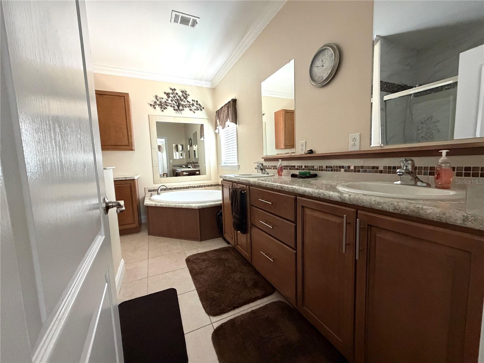 COUNTRY CLUB ESTATES - Residential