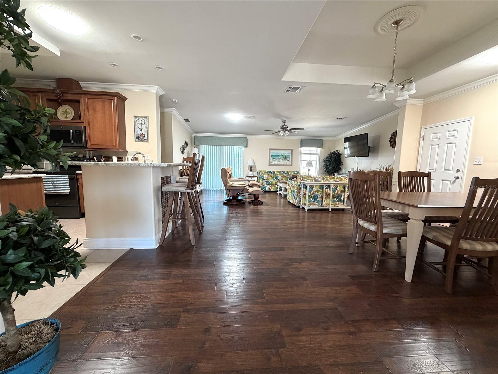 COUNTRY CLUB ESTATES - Residential