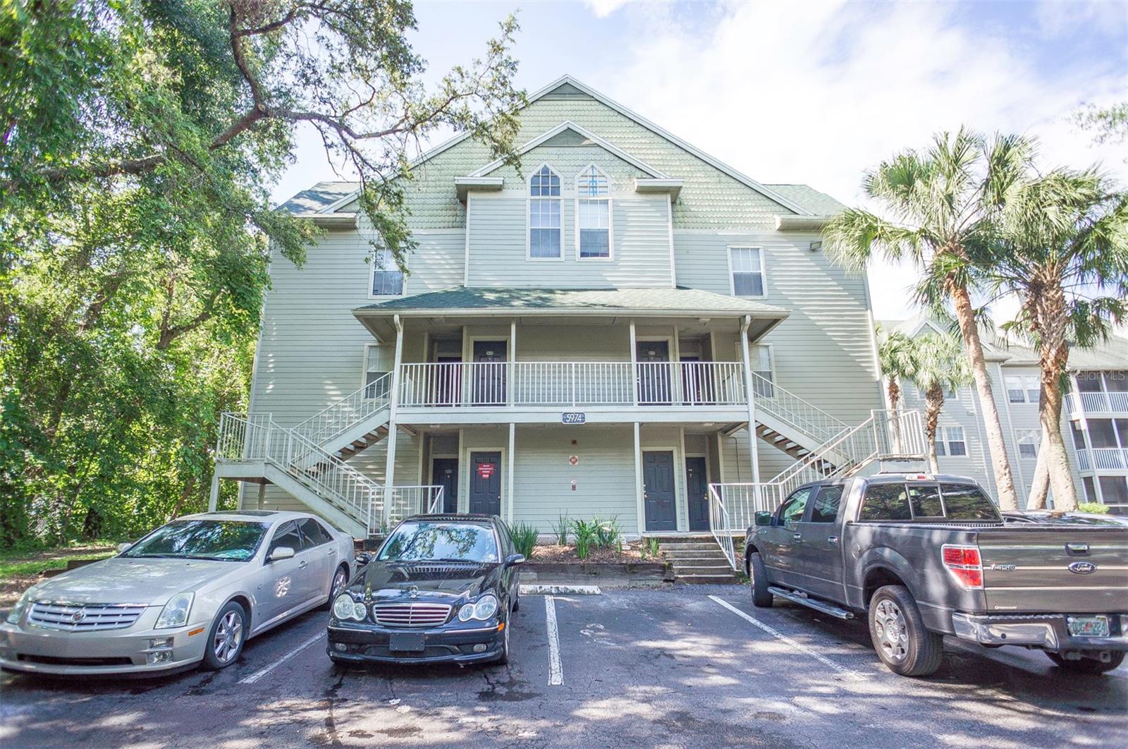 FIRST FLOOR, 2 BEDROOM 2 BATH CONDO FOR RENT IN METROWEST. GATED COMMUNITY, TILE FLOORS, GRANITE COUNTERTOPS! SPLIT BEDROOMS PROVIDE MAXIMUM PRIVACY AND THE INDOOR LAUNDRY PROVIDES EASE OF USE FOR NEW TENANTS. CENTRALLY LOCATED IN METROWEST, CLOSE TO SHOPPING AND MAIN ROADWAYS. SCHEDULE A SHOWING ASAP!