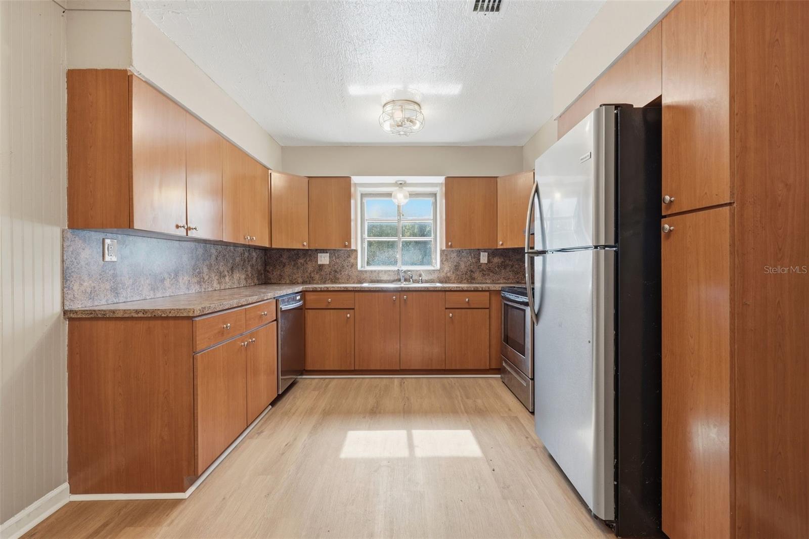 LAKE BREEZE ESTATES - Residential