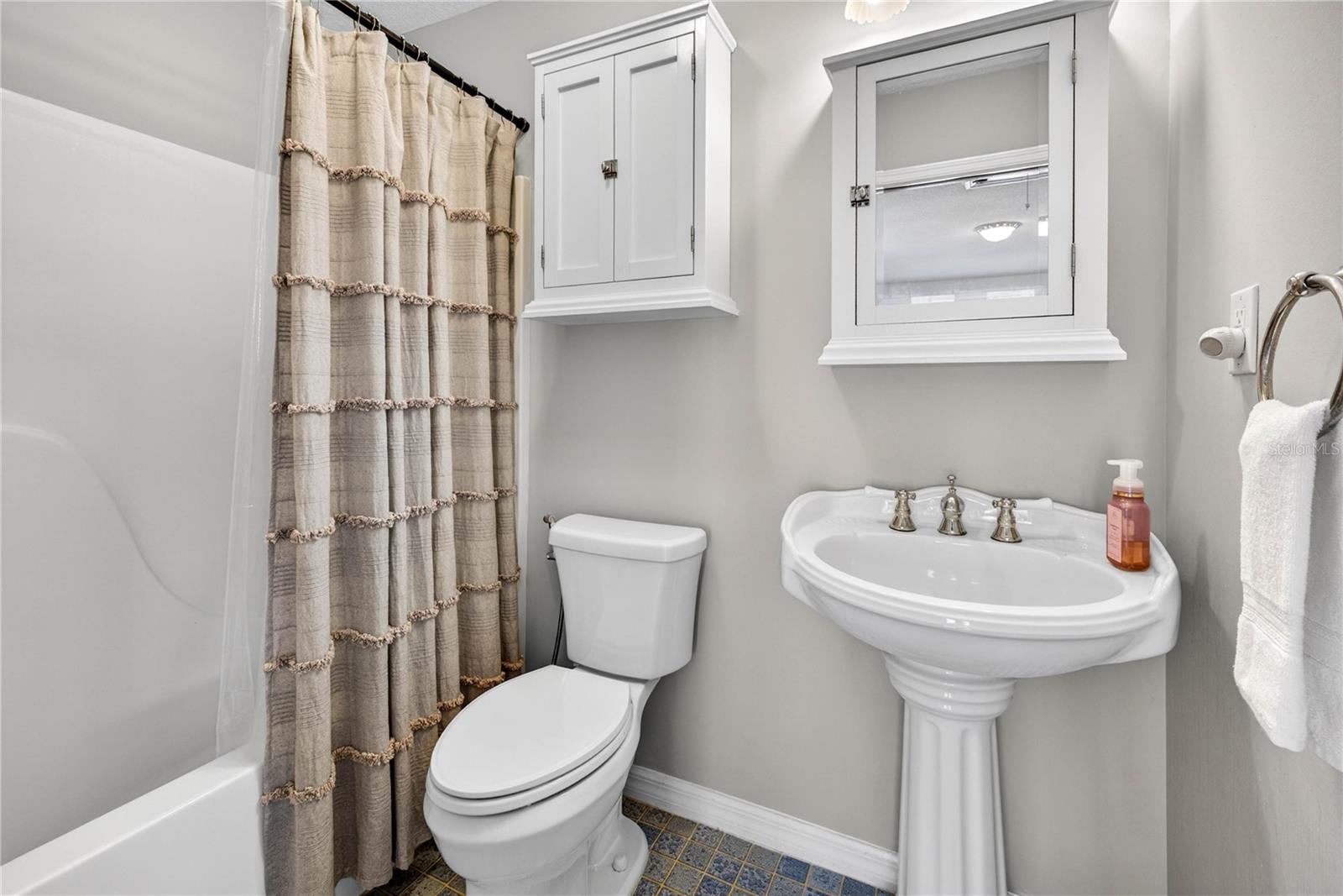 GOLDEN ACRES - Residential
