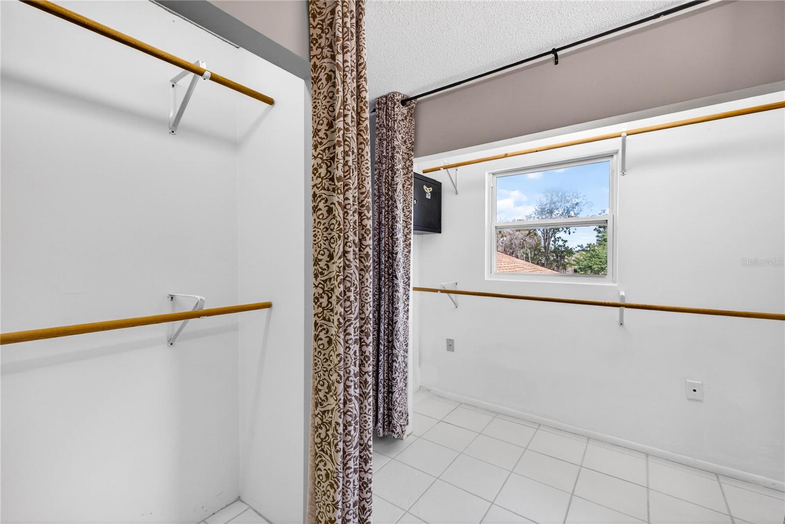 GOLDEN ACRES - Residential