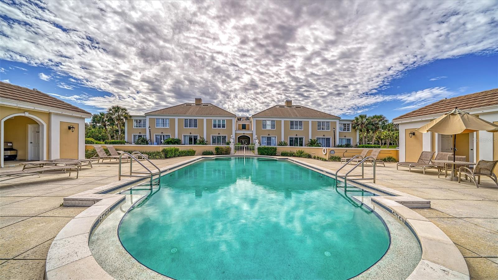 WINDSOR LODGE AT THE OAKS - Residential