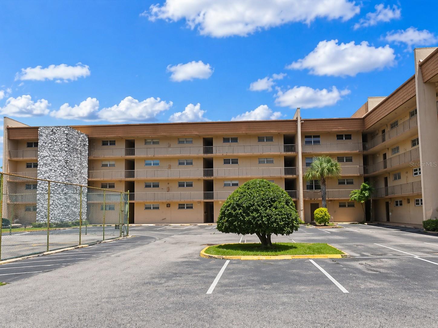 Welcome to Tampa Racquet Club – Where Comfort Meets Convenience!
Enjoy comfort, convenience, and resort-style living in this well-maintained gated community featuring exceptional amenities and a prime Tampa location.

COMMUNITY AMENITIES:

Heated Olympic-size pool
Tennis, racquetball, and basketball courts
State-of-the-art fitness center
Clubhouse with full bar lounge
Built-in grills and social gathering areas
Billiards and Foosball tables
Monthly community events
On-site laundry facilities
On-site management
24/7 security

PRIME LOCATION:
Conveniently located near:

Tampa International Airport
International Plaza & Bay Street
Downtown Tampa
Raymond James Stadium
I-275 and major highways
HCC and USF
Gulf beaches, shopping, and dining

WHY YOU’LL LOVE IT:

Gated community with premium amenities
Resort-style atmosphere
Central Tampa location close to everything
Comfortable lifestyle with convenience and entertainment nearby

LIMITED-TIME SPECIAL:
Get your FIRST MONTH RENT FREE.
Apply within 24 hours after your showing and move in within 30 days to qualify.
Select properties only.