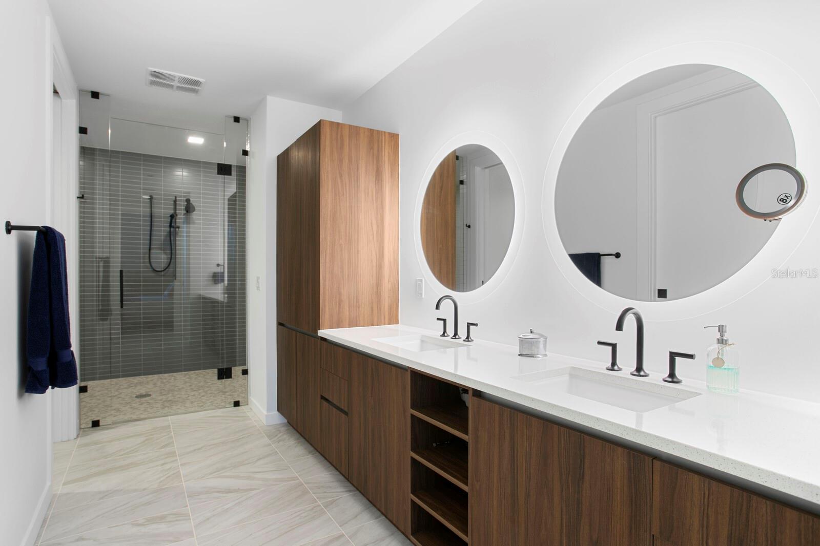 REFLECTION CONDO - Residential