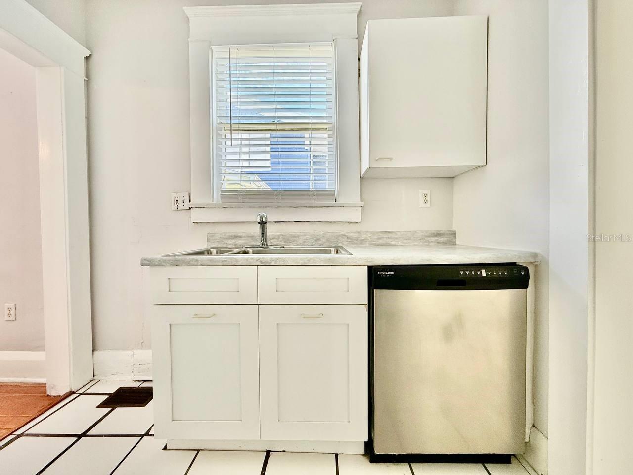 NORTH SUBURB BEAUTIFUL - Residential Lease