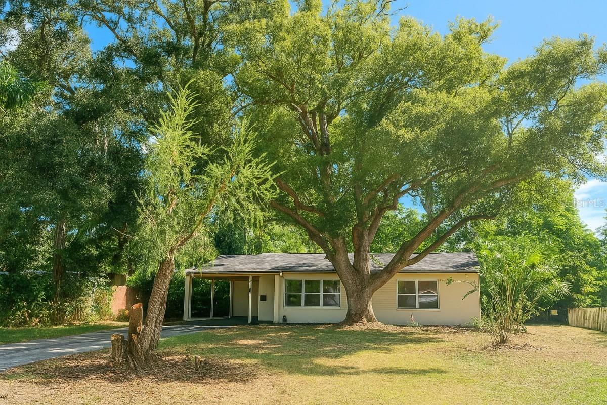 BACK ON MARKET! Previous Buyer's Financing Fell Through. FHA Appraised and Ready to Go.
This move-in ready concrete block home offers exceptional value and a second chance for buyers who missed it the first time. Featuring 2 bedrooms plus a versatile bonus room that can easily function as a 3rd bedroom, home office, playroom, or guest space, this home provides flexibility to fit your lifestyle.
The bright living room welcomes you with a large picture window, while tile flooring throughout the main living areas and laminate flooring in the bedrooms provide easy maintenance. The kitchen was updated in 2017, and many of the big-ticket items have already been completed, including a new roof (2021), water heater (2022), and AC (2015). A transferable termite bond adds extra peace of mind.
Step outside to a fully fenced backyard shaded by mature oak trees, complete with a fire pit and plenty of space to create your own outdoor retreat.
No HOA. No CDD. Bring your boat, RV, and toys.
Conveniently located near Yates Elementary, shopping, dining, and Highway 60 for an easy commute.
Sold AS-IS with the right to inspect. Opportunities like this don't last long, schedule your showing today.