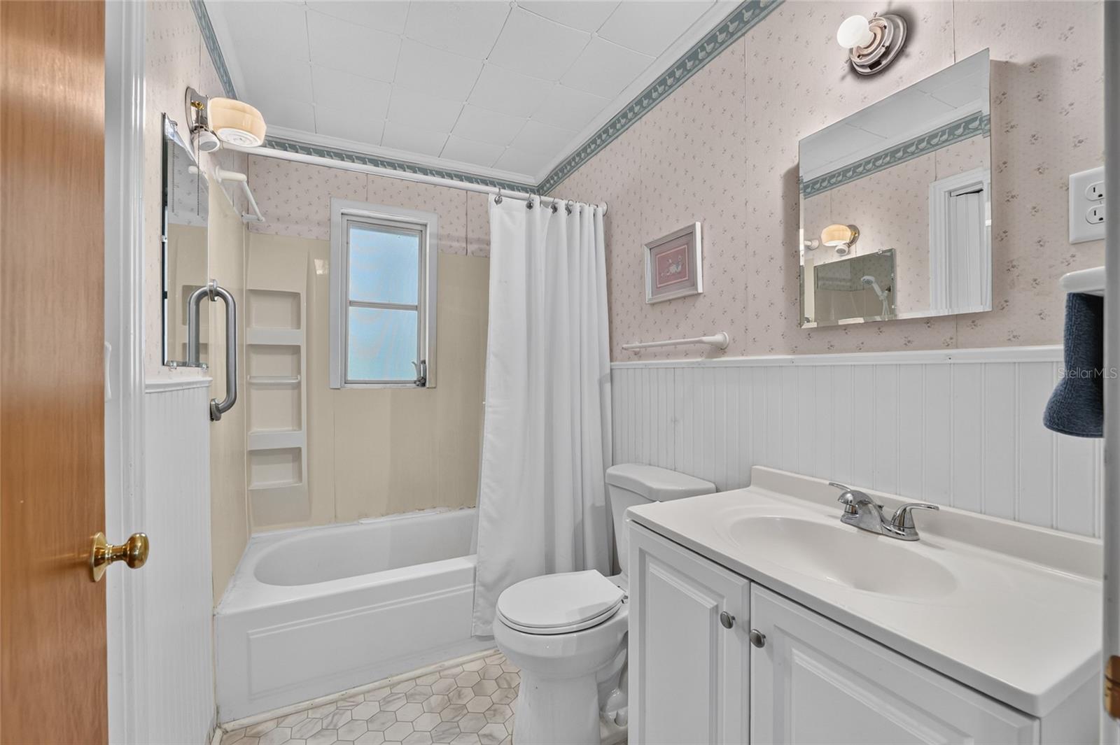 GRANDIN LAKE SHORES - Residential
