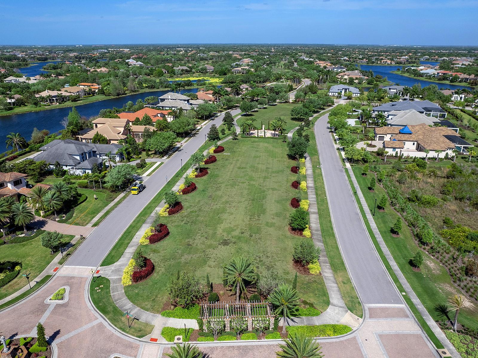 LAKE CLUB - Residential