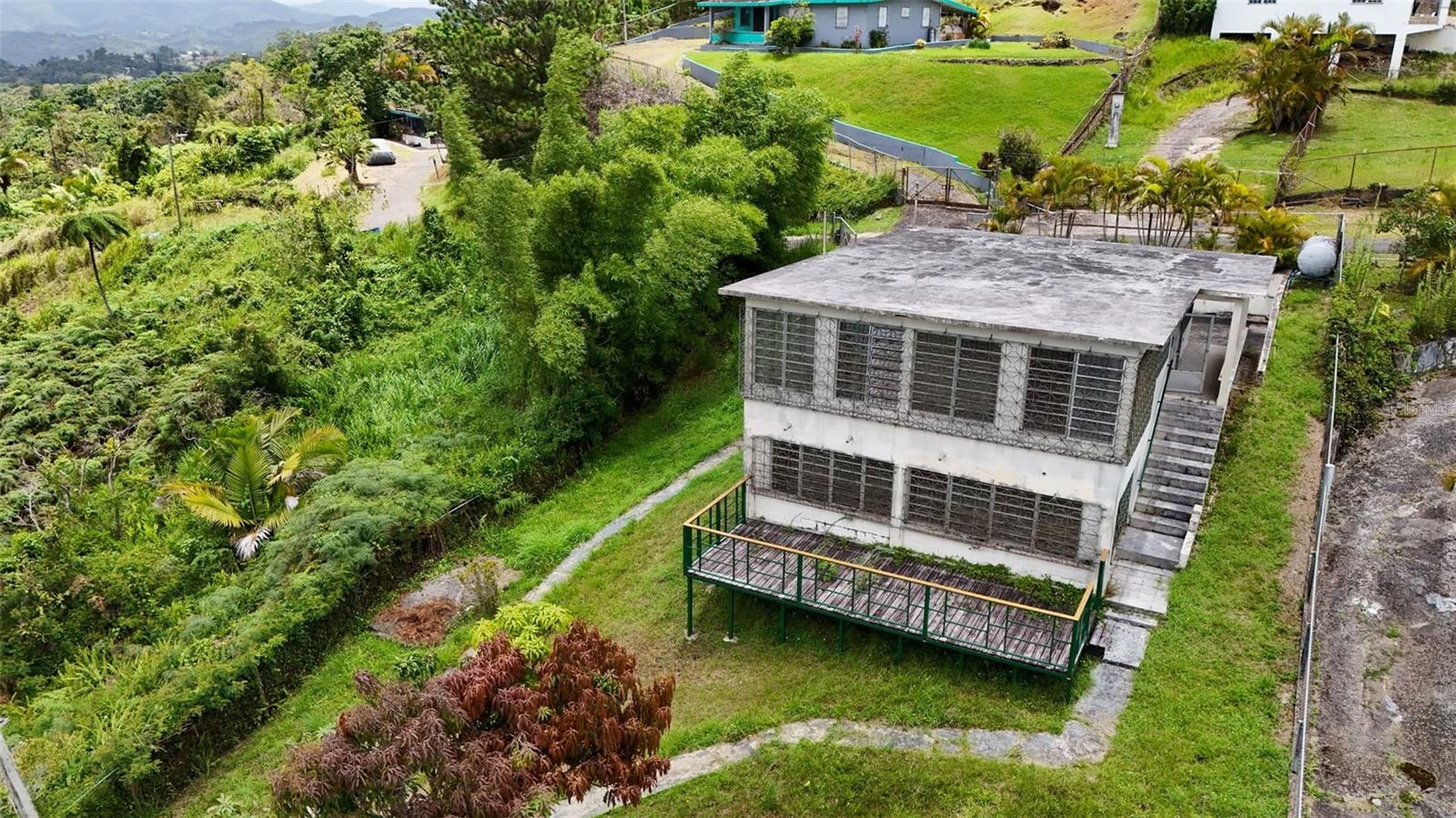 Nestled in the peaceful countryside of Bo. Anón, Ponce, this property offers 1,732 square feet of living area (GLA) on a spacious 1,410-square-meter lot. Enjoy breathtaking panoramic mountain views, privacy, and the serenity of nature, while being just 10 minutes from Restaurante Tres Pueblos. Conveniently located with easy access to the main road, this home provides the perfect balance of rural living and accessibility. The generous lot offers plenty of space for gardening, outdoor entertaining, future expansions, or other possibilities. Whether you’re looking for a primary residence, a weekend retreat, or an investment opportunity, this property offers comfort, tranquility, and the beauty of Puerto Rico’s countryside