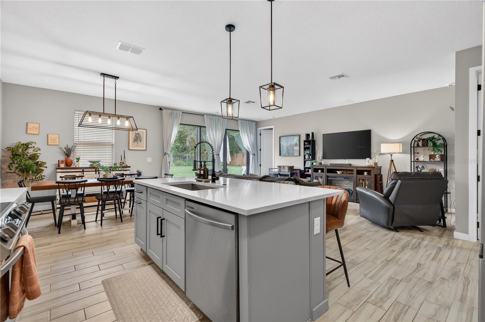 PALM LAKES ESTATES - Residential